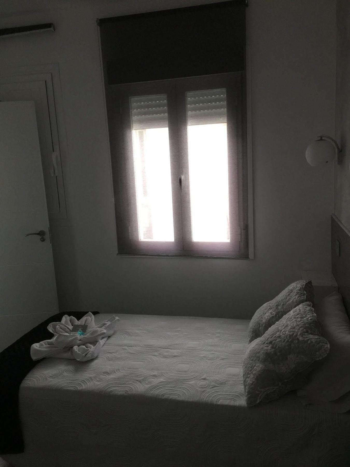 Hostal Meyra Мадрид Экстерьер фото