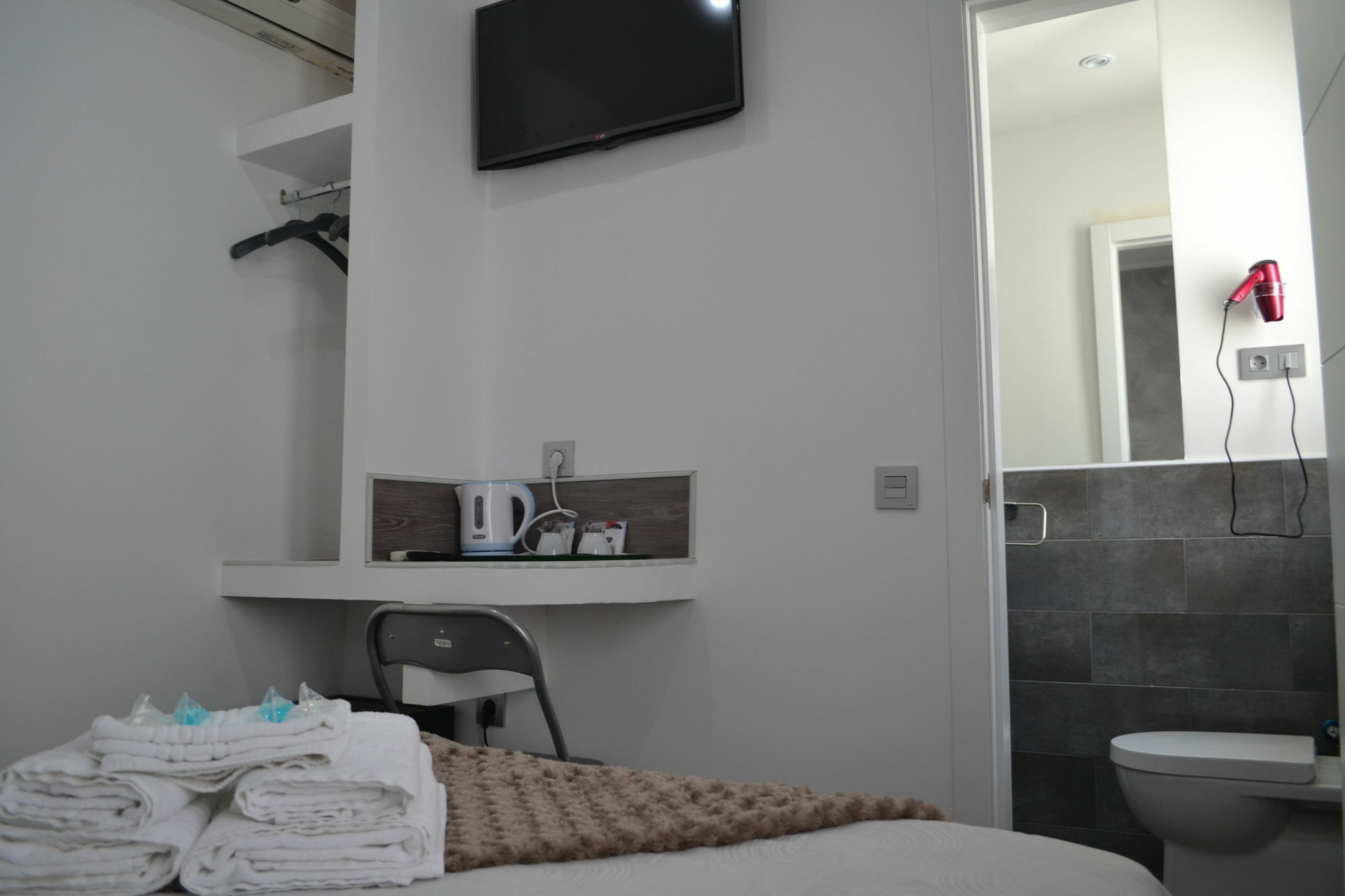 Hostal Meyra Мадрид Экстерьер фото