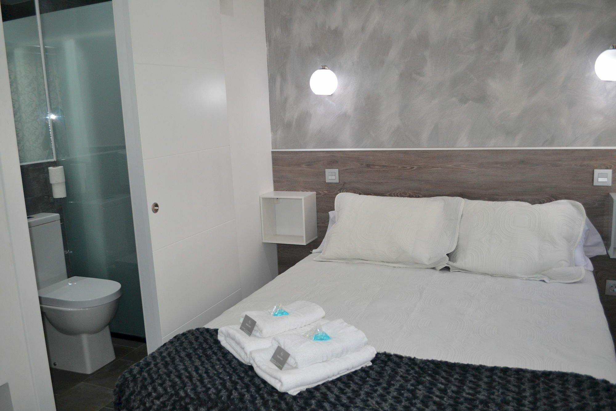 Hostal Meyra Мадрид Экстерьер фото